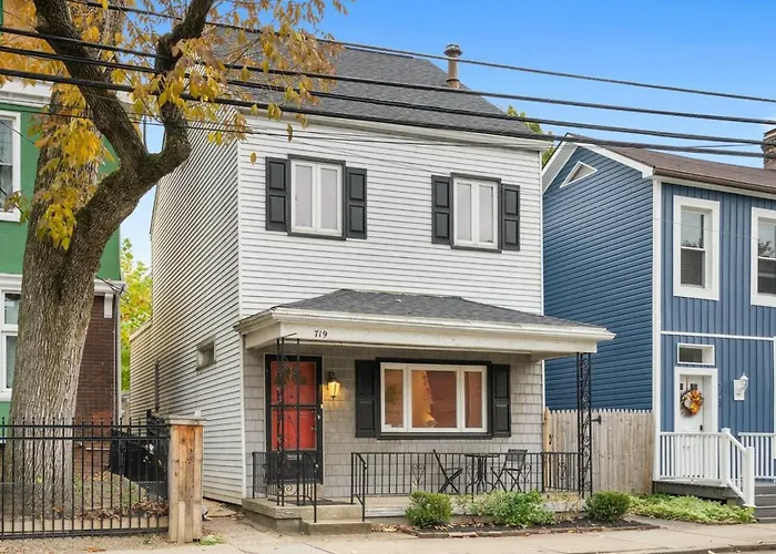 3 Bedroom Home, Steps From Walnut Street With Free Parking Holiday home Pittsburgh