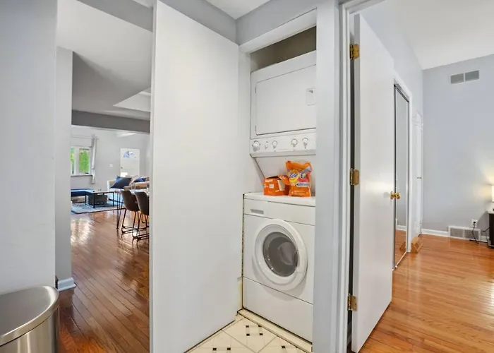 3 Bedroom Home, Steps From Walnut Street With Free Parking Holiday home Pittsburgh