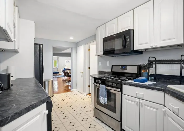 Holiday home 3 Bedroom Home, Steps From Walnut Street With Free Parking *