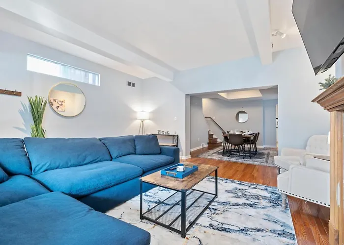3 Bedroom Home, Steps From Walnut Street With Free Parking Holiday home