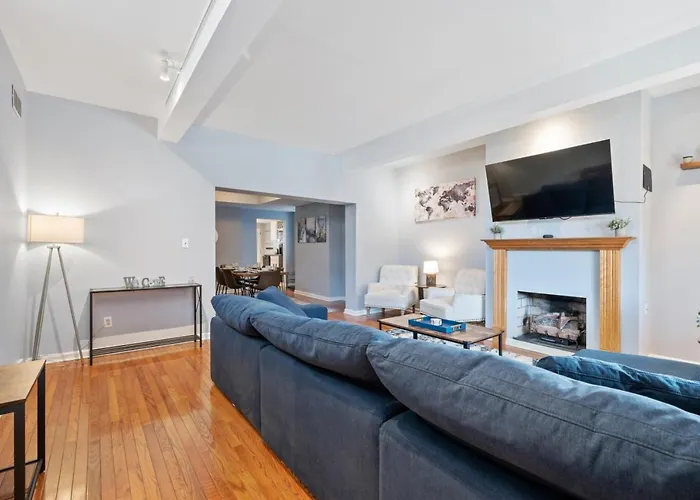 3 Bedroom Home, Steps From Walnut Street With Free Parking Holiday home