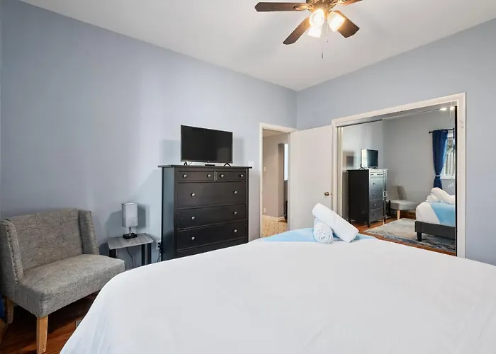 3 Bedroom Home, Steps From Walnut Street With Free Parking Holiday home Pittsburgh