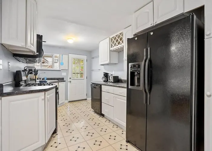 3 Bedroom Home, Steps From Walnut Street With Free Parking Holiday home *