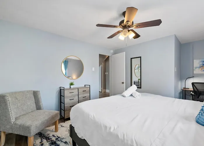 3 Bedroom Home, Steps From Walnut Street With Free Parking Holiday home