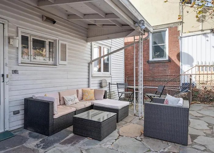 3 Bedroom Home, Steps From Walnut Street With Free Parking Holiday home Pittsburgh