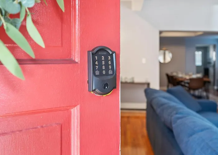 3 Bedroom Home, Steps From Walnut Street With Free Parking Holiday home *