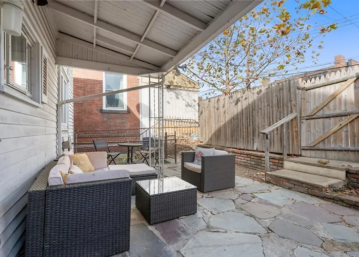 3 Bedroom Home, Steps From Walnut Street With Free Parking Holiday home