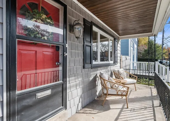 Holiday home 3 Bedroom Home, Steps From Walnut Street With Free Parking *
