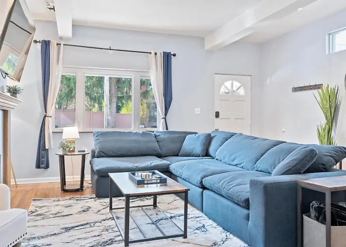 3 Bedroom Home, Steps From Walnut Street With Free Parking Holiday home *