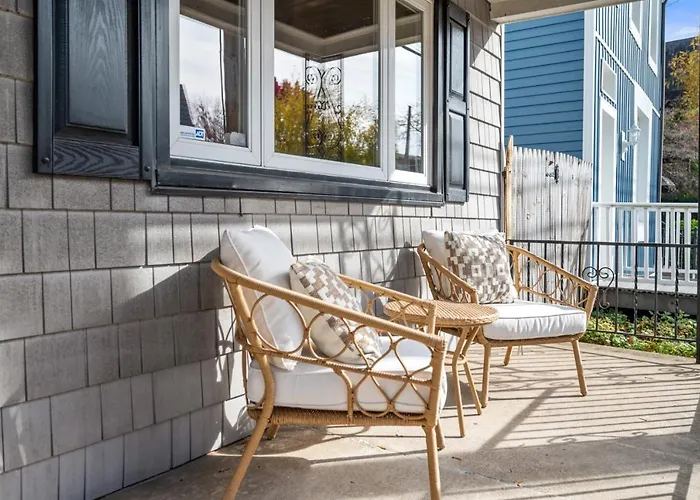Holiday home 3 Bedroom Home, Steps From Walnut Street With Free Parking *